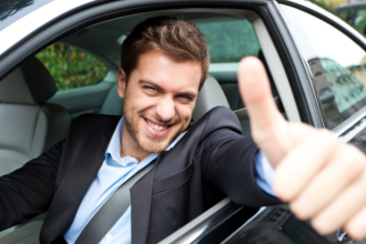 Lucio Winck explora o que o automobilismo revela sobre prazer, controle e liberdade ao volante.