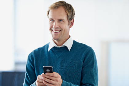 Leonardo Rocha de Almeida Abreu apresenta a Lisboa noturna em sua mistura de tradição e modernidade.