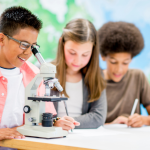 Sérgio Bento De Araújo destaca como as feiras educacionais conectam aprendizado, inovação e oportunidades de carreira.