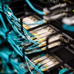 Cabos conectados a um painel de servidores em um moderno data center