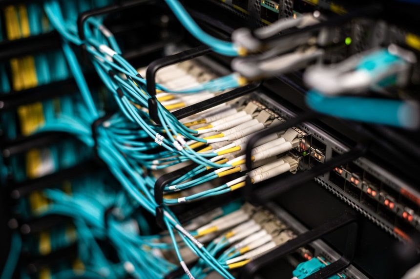 Cabos conectados a um painel de servidores em um moderno data center