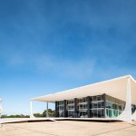 Edifício do Supremo Tribunal Federal em Brasília sob céu azul.