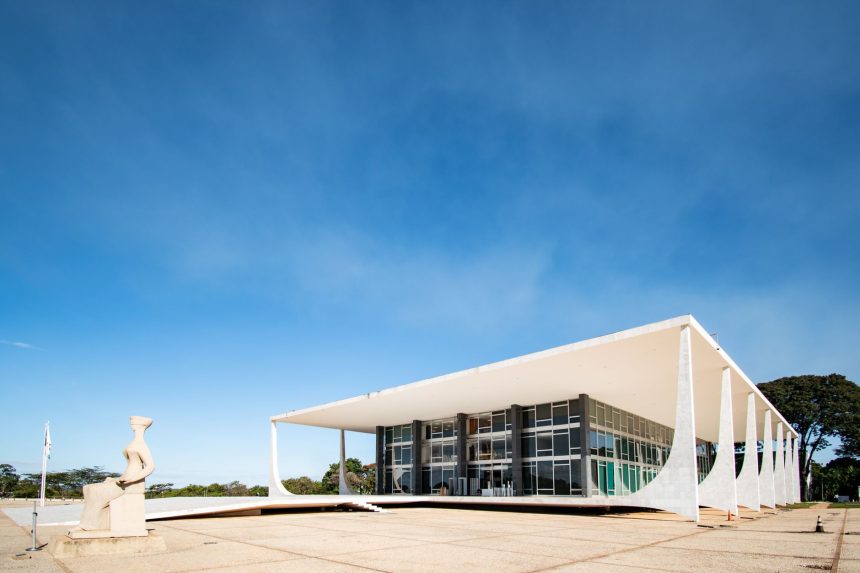 Edifício do Supremo Tribunal Federal em Brasília sob céu azul.